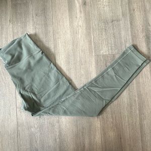 Aritzia TNA Atmosphere sage green leggings size medium Sagesse